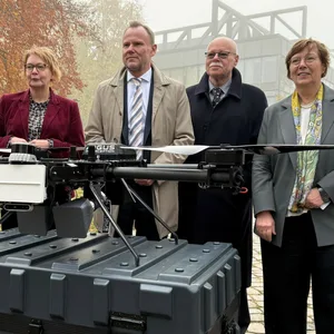 Die Norddeutschen Innenminister stehen beim Drohnengipfel vor einer Abfangdrohne des Modells A1-Falke von Argus Interception.