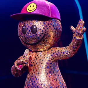 Die Figur „Smiley“ steht in der Prosieben-Show „The Masked Singer“ auf der Bühne.