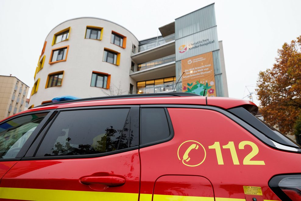 Ein Fahrzeug der Feuerwehr steht vor dem Christlichen Kinderhospital, das in der Sperrzone liegt.