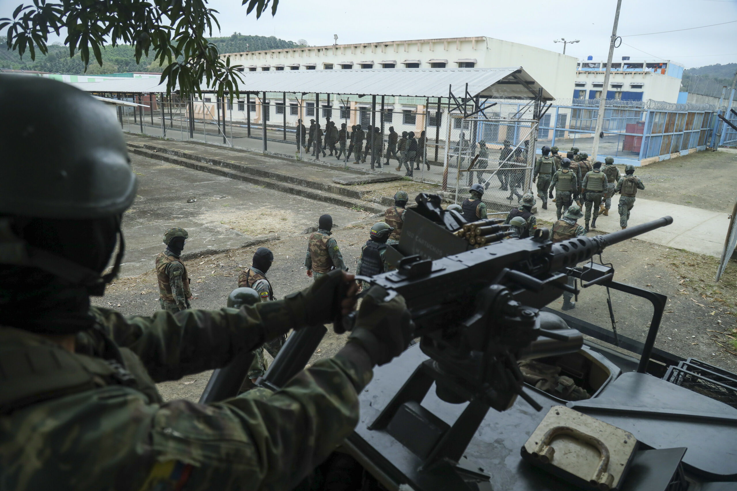 Soldaten betreten das Gefängnis El Rodeo in Portoviejo, Ecuador.