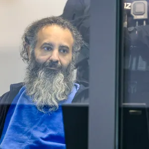 Der Angeklagte Taleb al-Abdulmohsen sitzt zu Prozessbeginn in einem kugelsicheren Glaskasten im Gerichtssaal