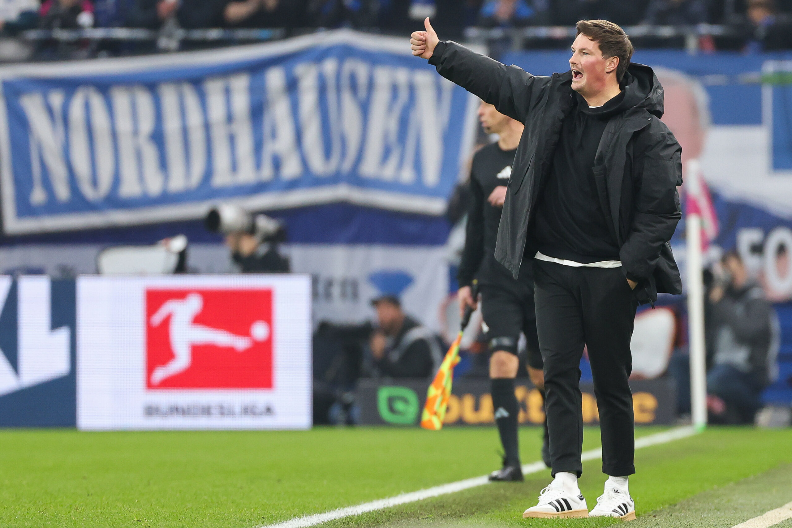 Merlin Polzin zeigt bei einem HSV-Spiel den Daumen nach oben