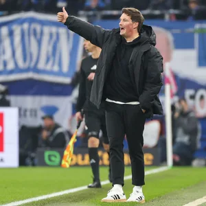 Merlin Polzin zeigt bei einem HSV-Spiel den Daumen nach oben