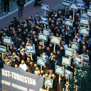 Versammlung gegen Gewalt an Uiguren.
