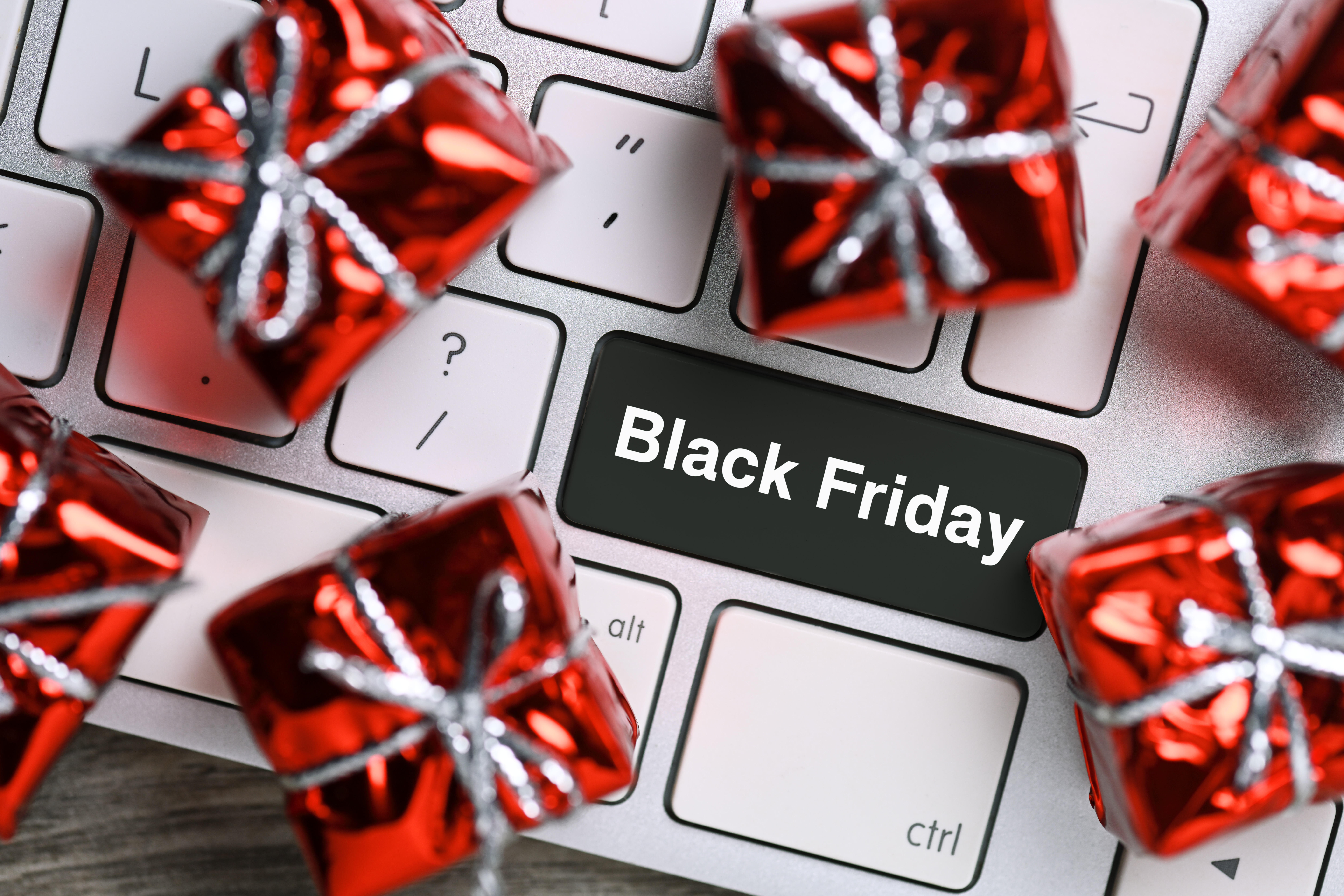 Schwarze Computertaste mit Aufschrift Black Friday und Geschenke (Fotomontage)