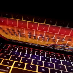 Tastatur eines Laptops spiegelt sich auf dem Display (Symbolbild)