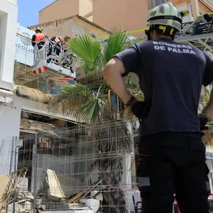 Feuerwehrleute arbeiten nach dem Einsturz am Gebäude des Medusa Beach Club.