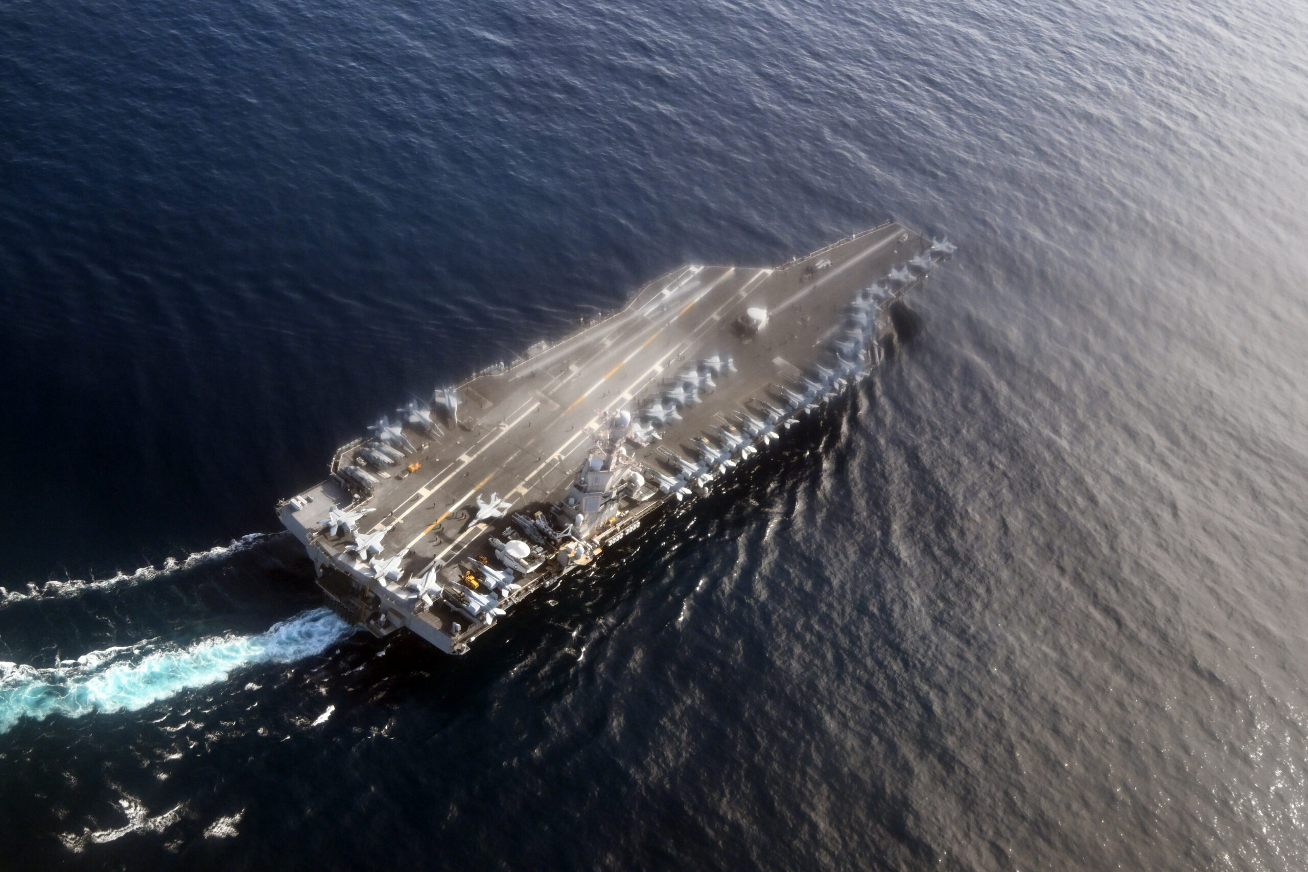 Der Flugzeugträger USS Gerald R. Ford fährt durch die Nordsee.