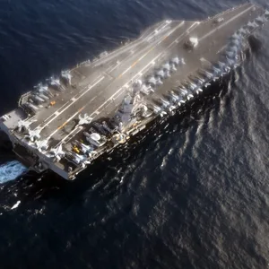 Der Flugzeugträger USS Gerald R. Ford fährt durch die Nordsee.