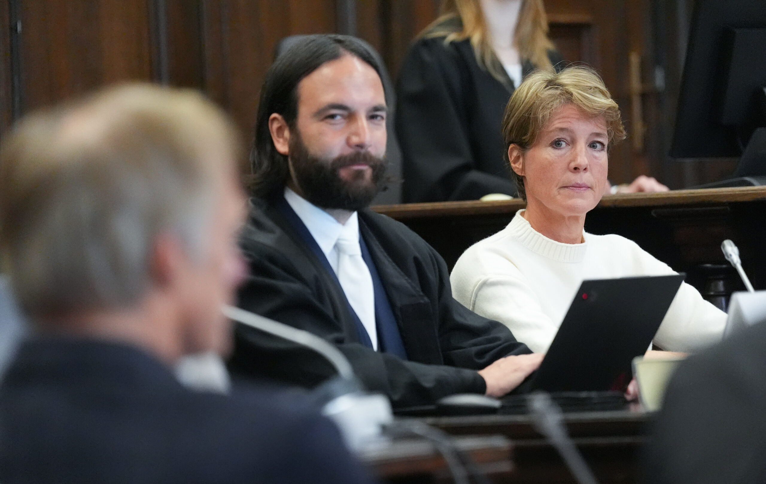 Christina Block sitzt neben Anwalt Ingo Bott im Landgericht Hamburg.
