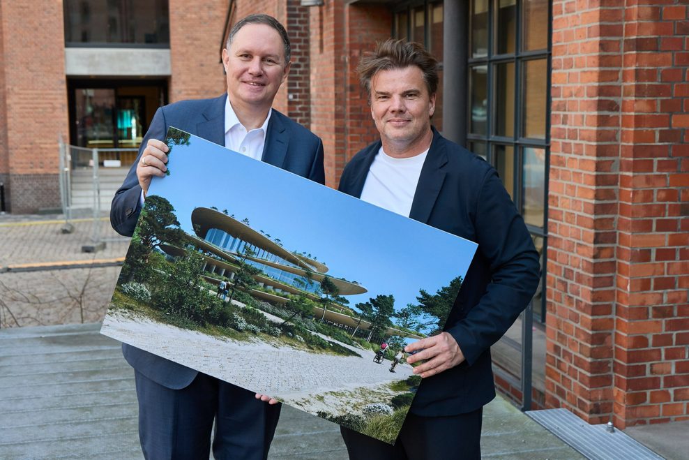 Bjarke Ingels mit dem Hamburger Kultursenator (SPD), Carsten Brosda.