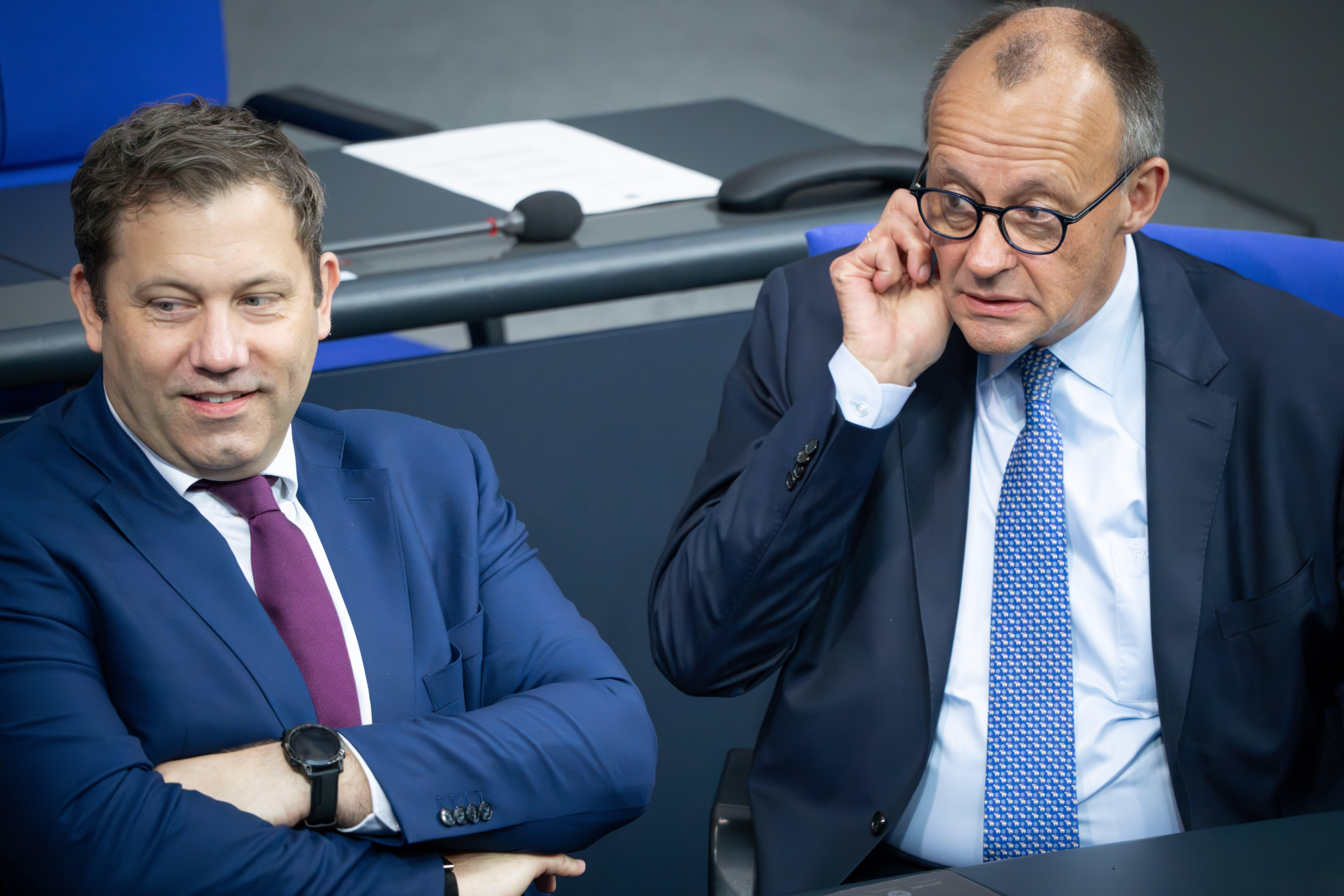 Lars Klingbeil (SPD, l.) und Friedrich Merz (CDU) haben ein Problem bei der Rente - das sich nicht leicht lösen lässt.