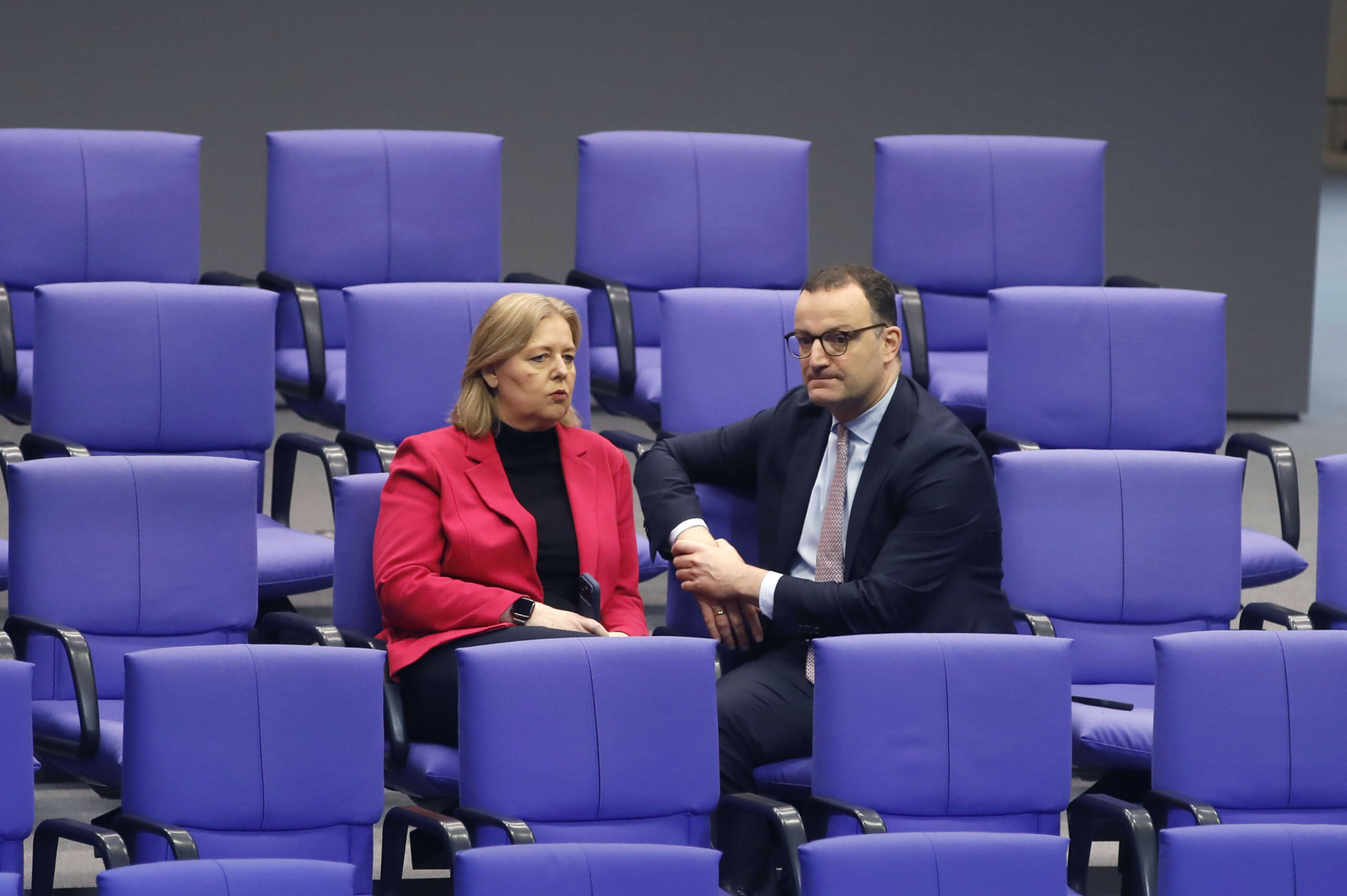 Bärbel Bas (SPD) und Jens Spahn (CDU) bei einer Sitzung im Deutschen Bundestag am 14. November.