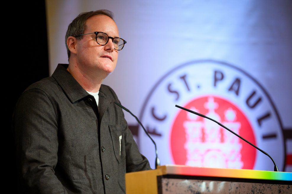 Oke Göttlich bei der Mitgliederversammlung des FC St. Pauli