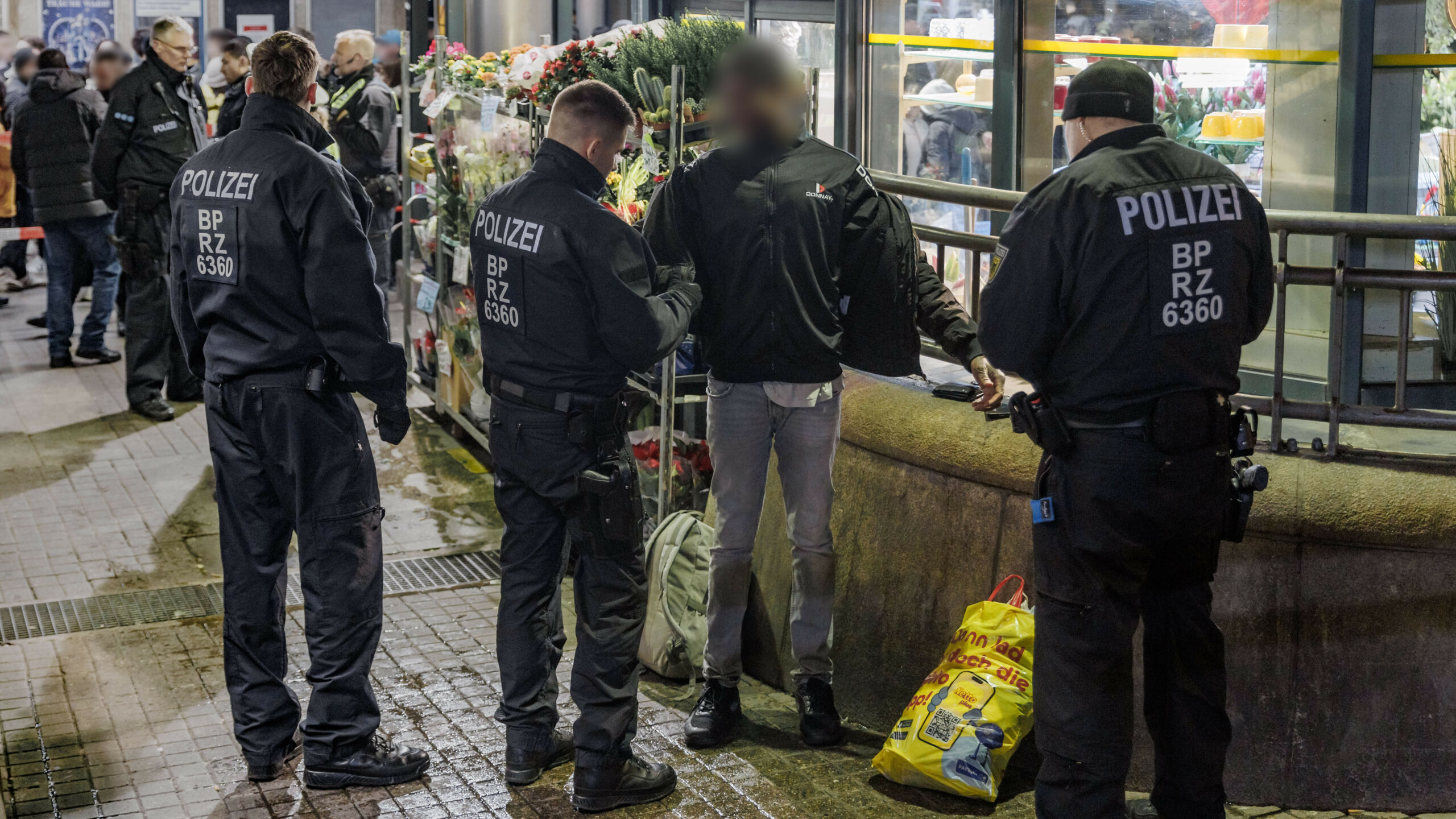 Beamte der Bundespolizei kontrollieren Fahrgäste am Hamburger Hauptbahnhof.