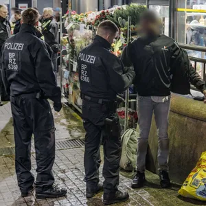 Beamte der Bundespolizei kontrollieren Fahrgäste am Hamburger Hauptbahnhof.