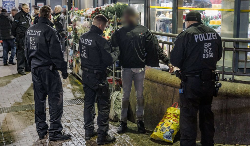 bundespolizei-sucht-und-findet-waffen-bei-bahnfahrg-sten