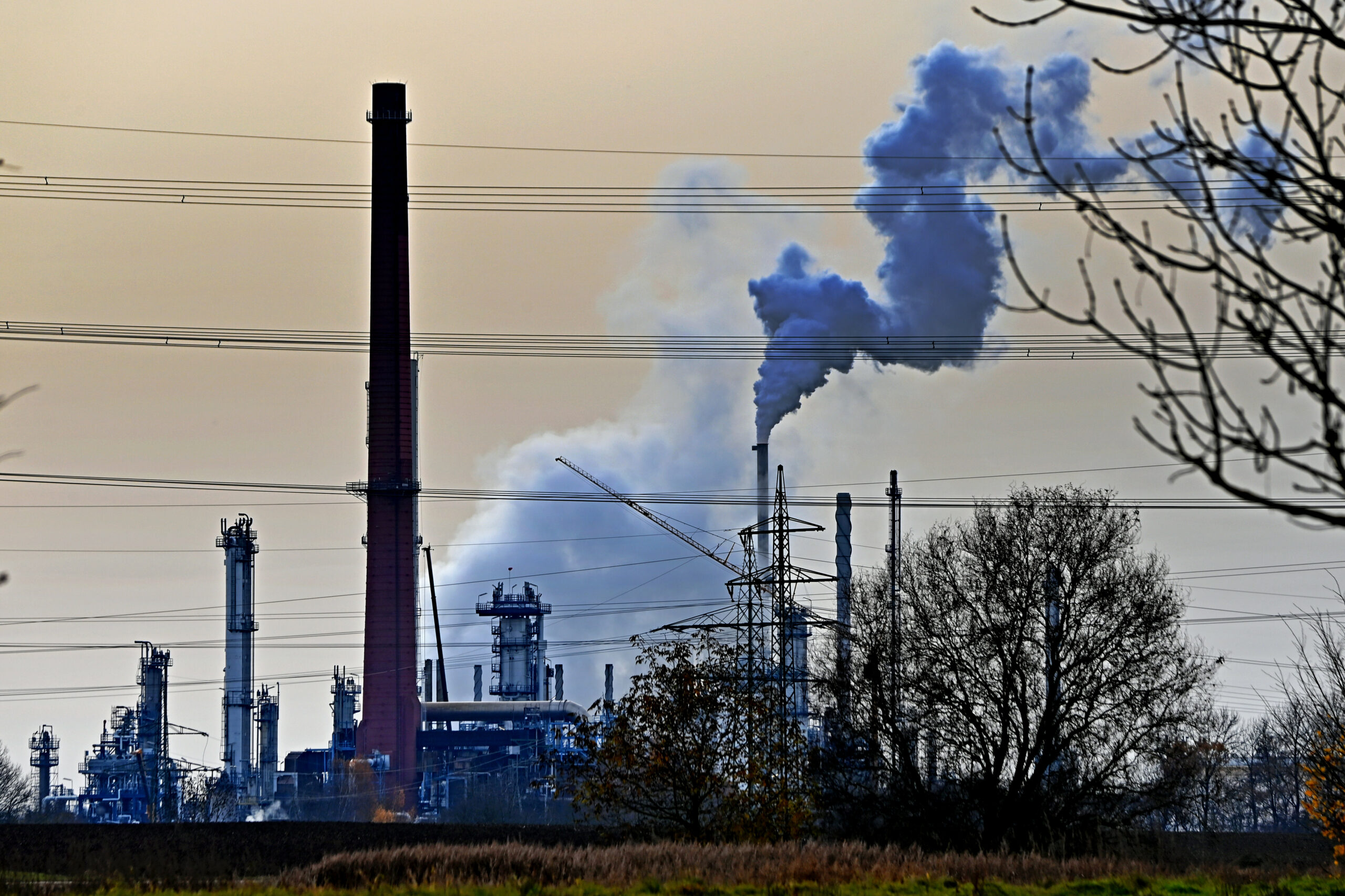 Rauch steigt aus einer Raffinerie