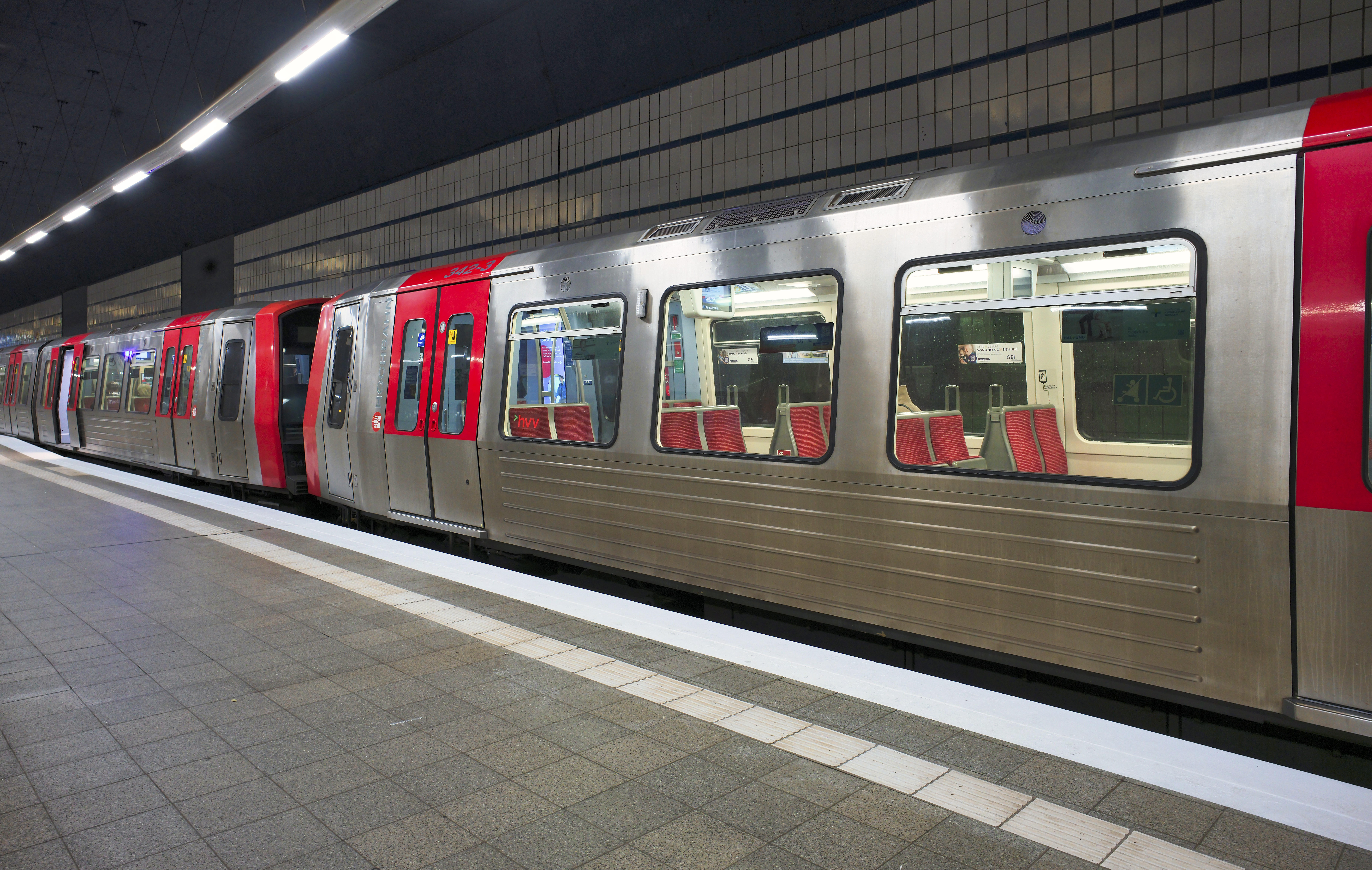 Mann in U-Bahn rassistisch beleidigt – Zeugin die einschritt bedroht und geschubst.