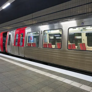 Mann in U-Bahn rassistisch beleidigt – Zeugin die einschritt bedroht und geschubst.