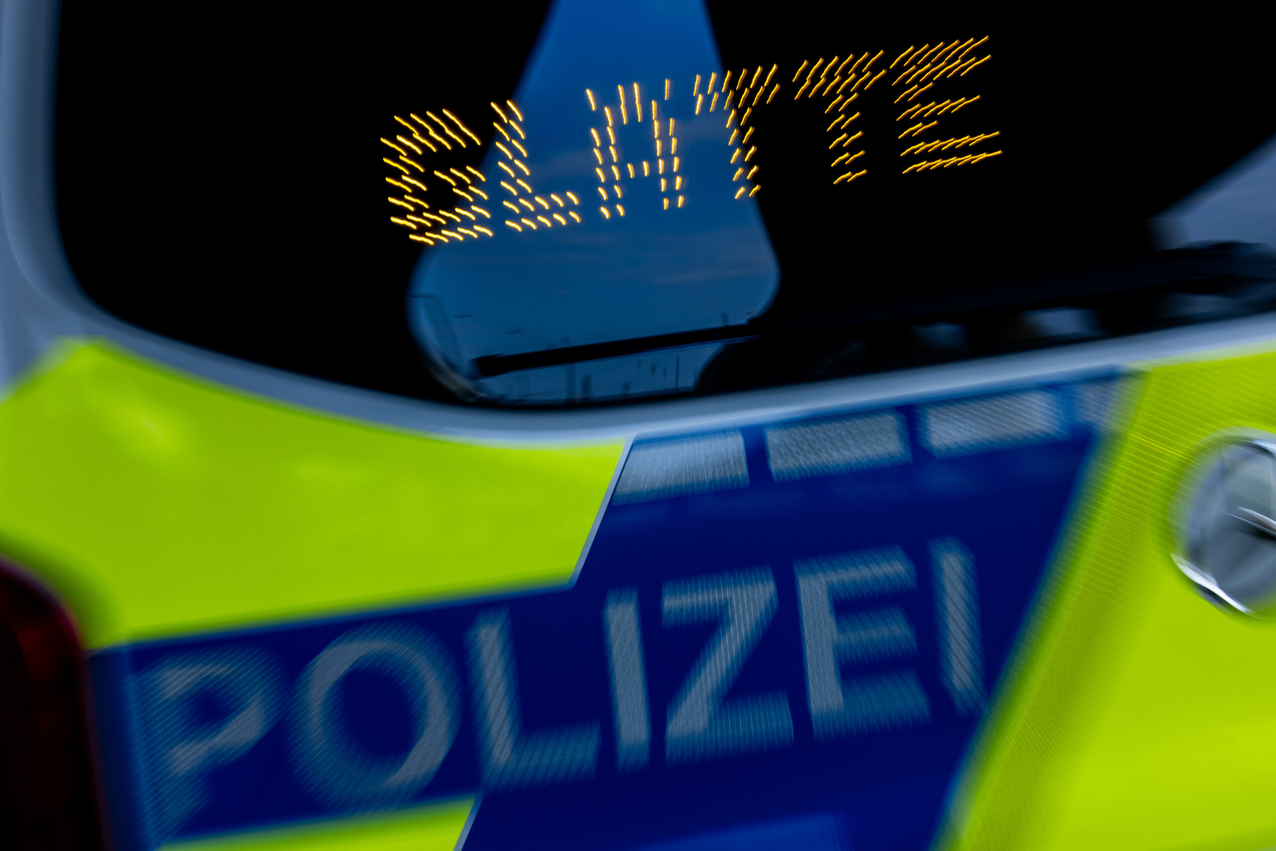 Ein Polizei-Auto mit Glätte-Warnung.