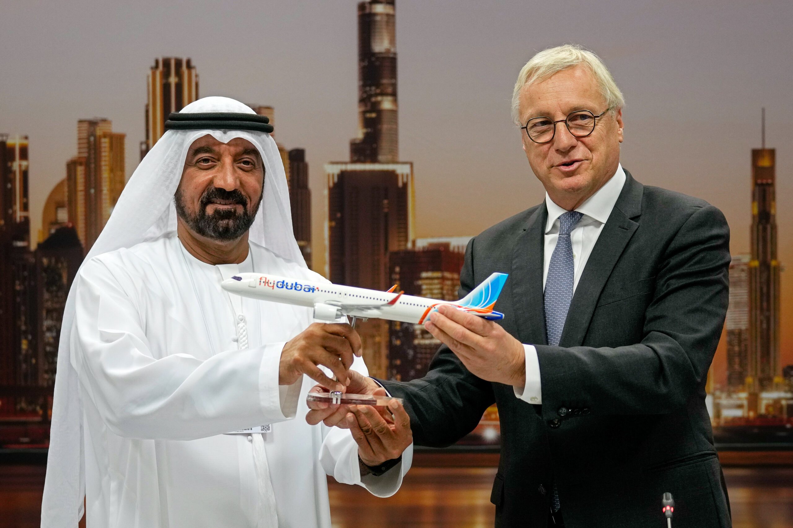 Christian Scherer präsentiert Scheich Ahmed bin Saeed Al Maktoum ein Modell des Airbus A321neo bei einer Pressekonferenz auf der Luftfahrtmesse Dubai Air Show.