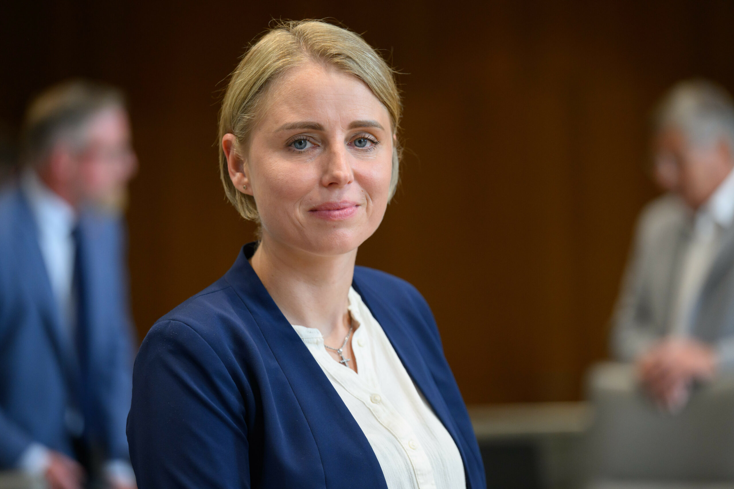 Vanessa Behrendt (AfD) steht im niedersächsischen Landtag.