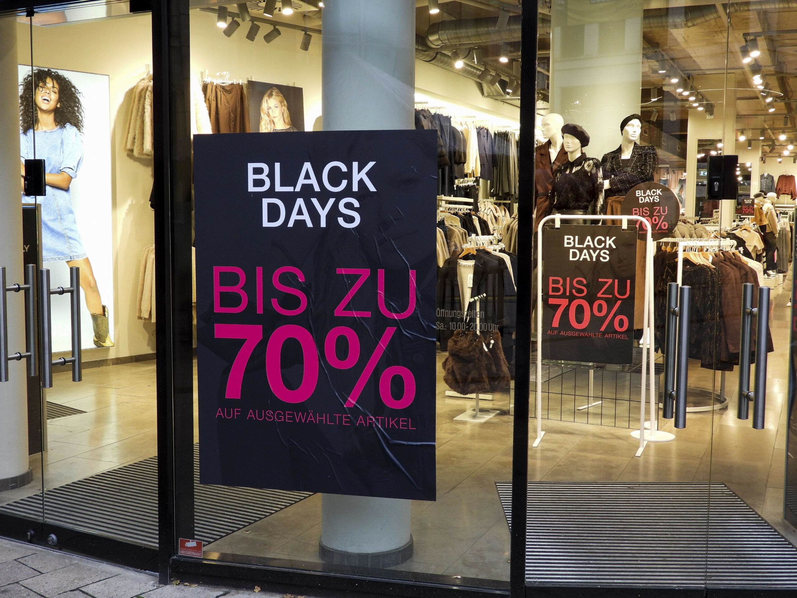 Klamottenladen mit Werbung für Black Friday