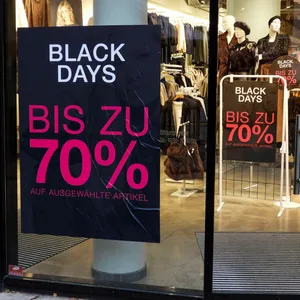 Klamottenladen mit Werbung für Black Friday