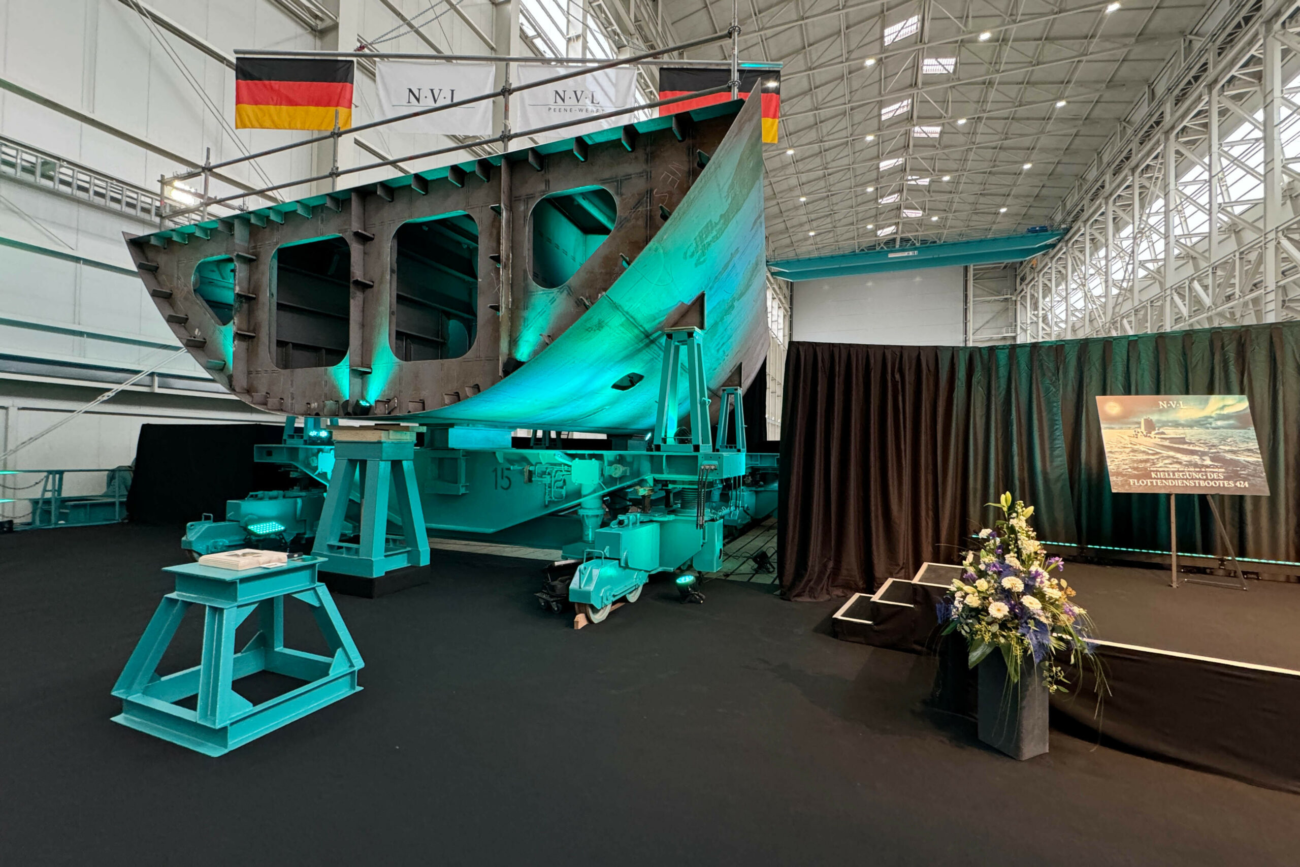 Kiellegung des ersten Flottendienstbootes in der Werfthalle der Peene-Werft im Februar. (Archivbild)