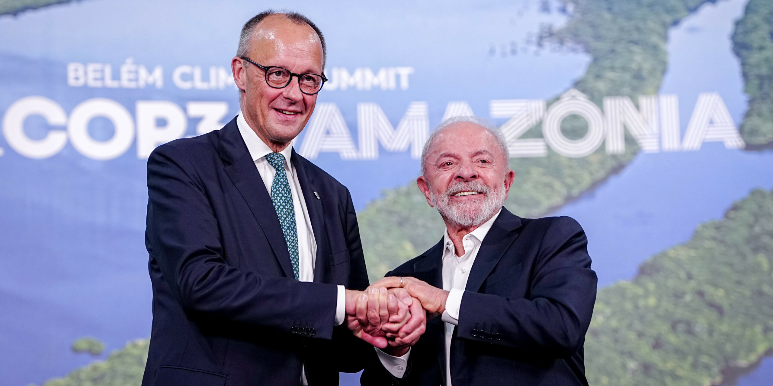 Friedrich Merz (l.) mit Brasiliens Präsident Lula de Silva in Belém, Brasilien. Merz fand die Stadt wohl schrecklich.