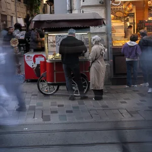 Menschen gehen an einem Imbissstand auf der Istiklal-Straße vorbei, einer belebten Fußgängerzone in Istanbul (Symbolfoto).
