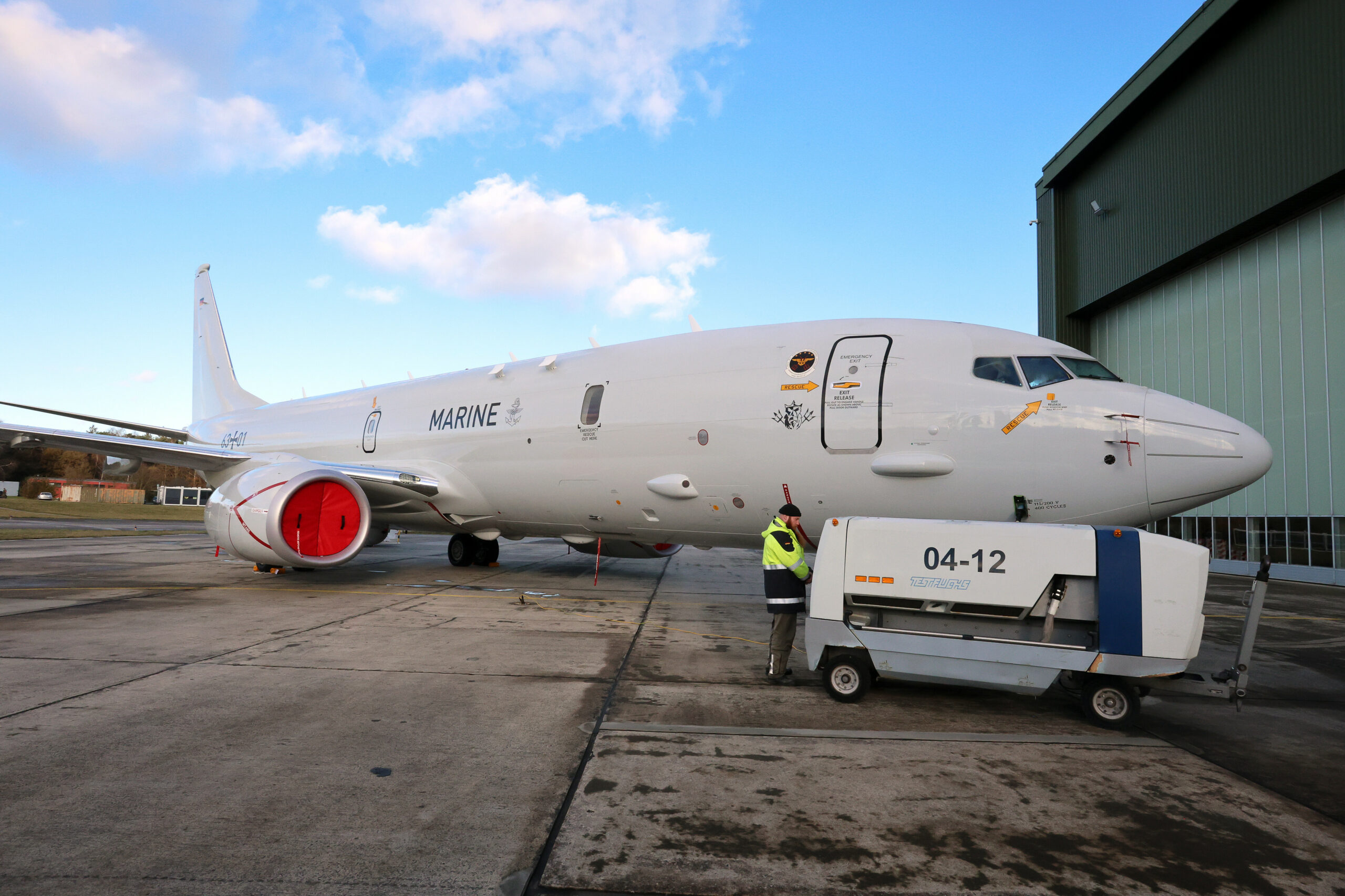 Das neue Aufklärungsflugzeug P-8A Poseidon steht auf dem Flugplatz Nordholz vor einer Technik-Halle.
