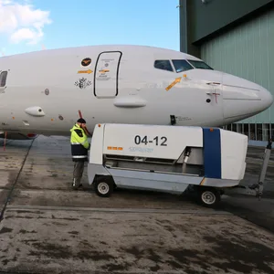 Das neue Aufklärungsflugzeug P-8A Poseidon steht auf dem Flugplatz Nordholz vor einer Technik-Halle.