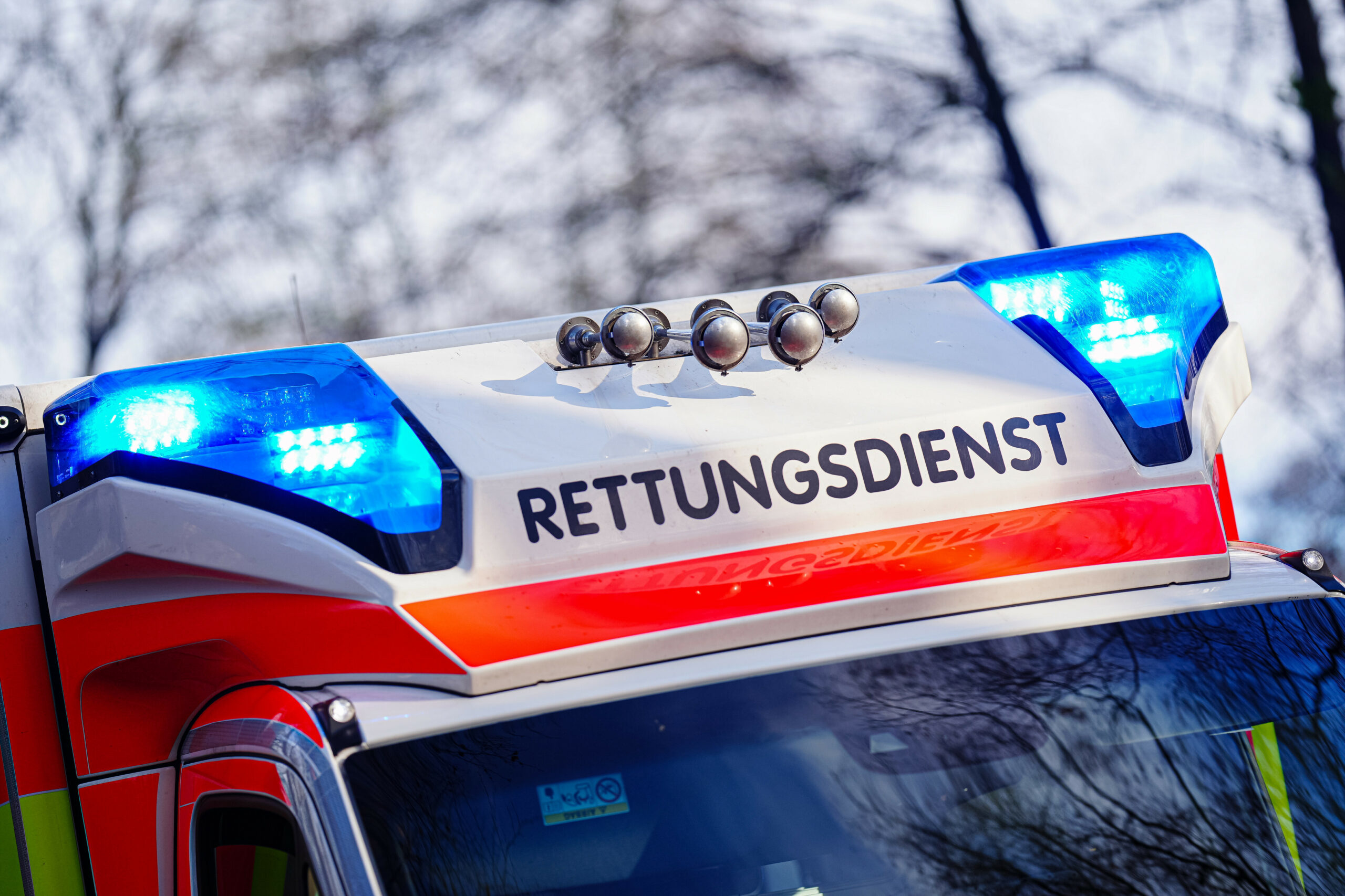 Aufschrift „Rettungsdienst“ auf Rettungswagen