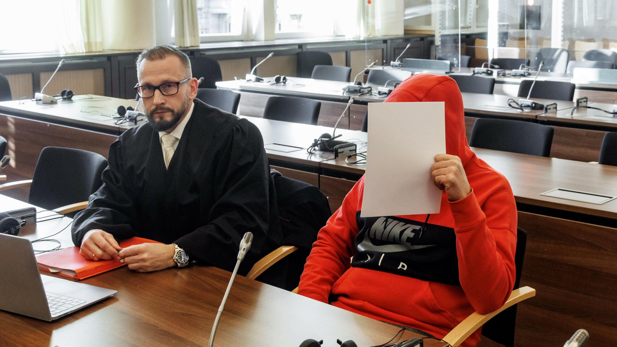 Angeklagter vor Prozessbeginn neben seinem Anwalt