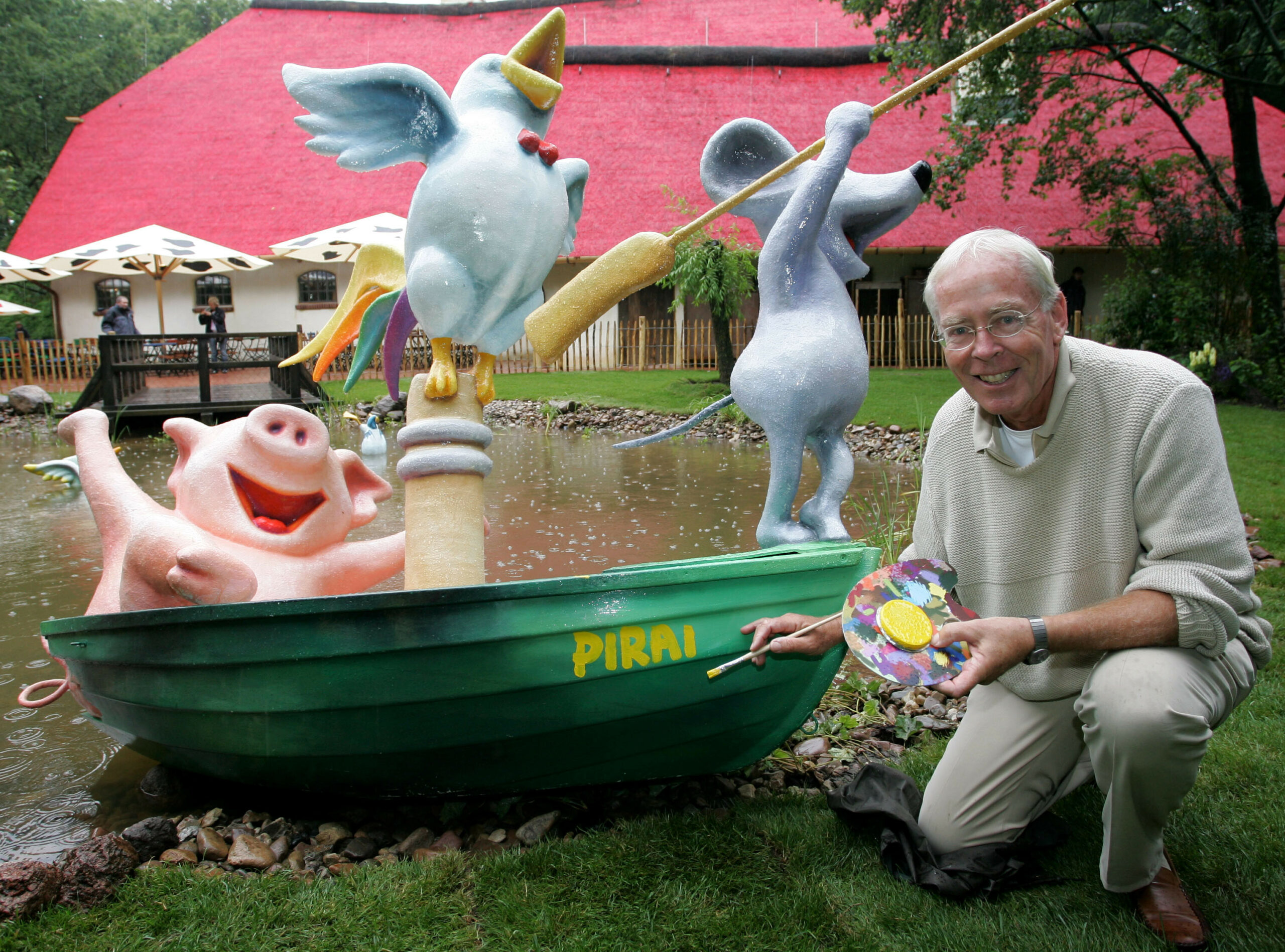 Der Kinderbuch-Autor Helme Heine signiert am 21.06.2007 zur Eröffnung der Themenwelt "Mullewapp" im Zoo Hannover ein Boot mit den "Drei Freunden - der dicke Waldemar, Franz von Hahn und Johnny Mauser".