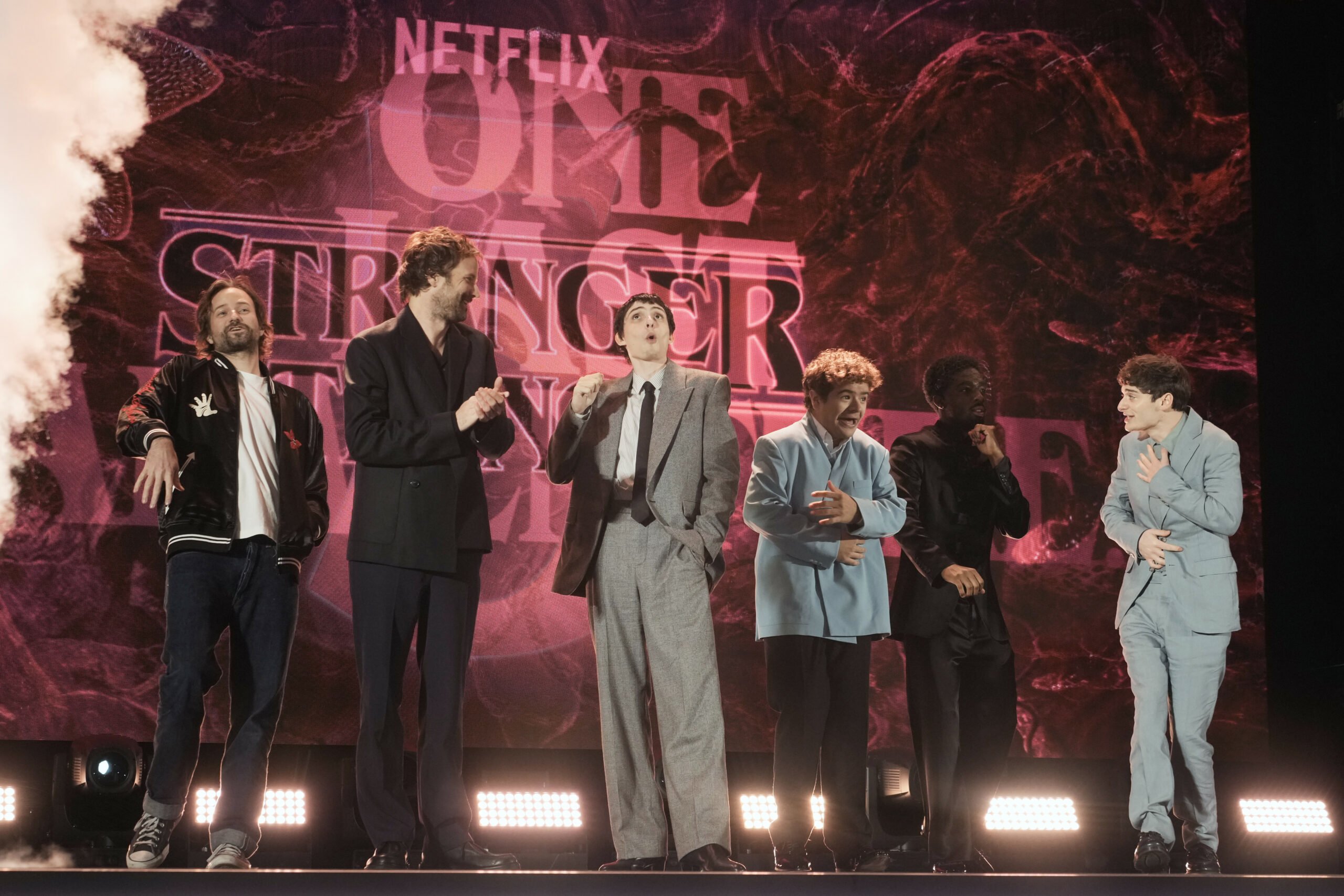 Netflix Stranger Things Crew auf einer Bühne in Tokio