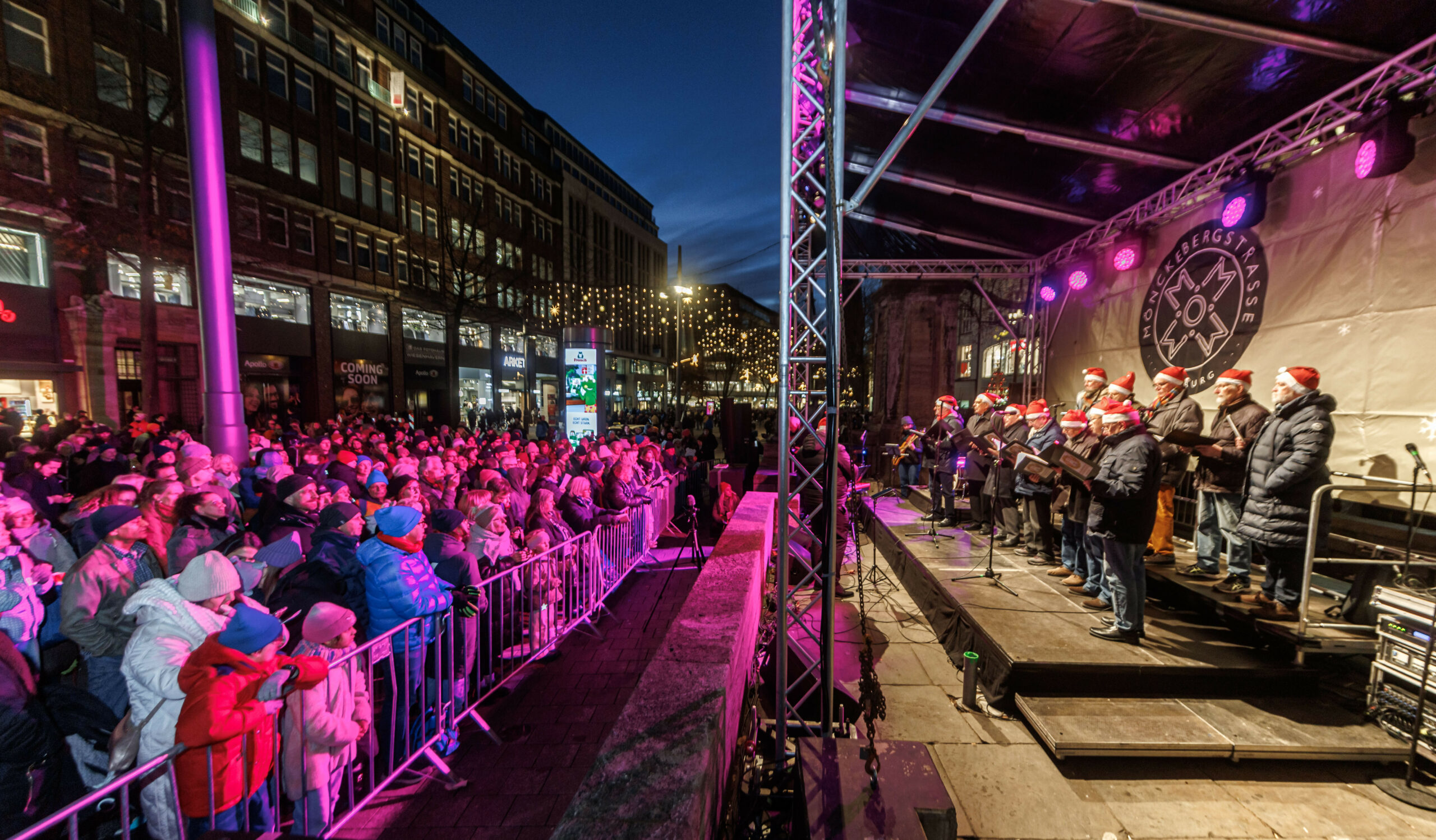 Menschenmenge steht vor Bühne