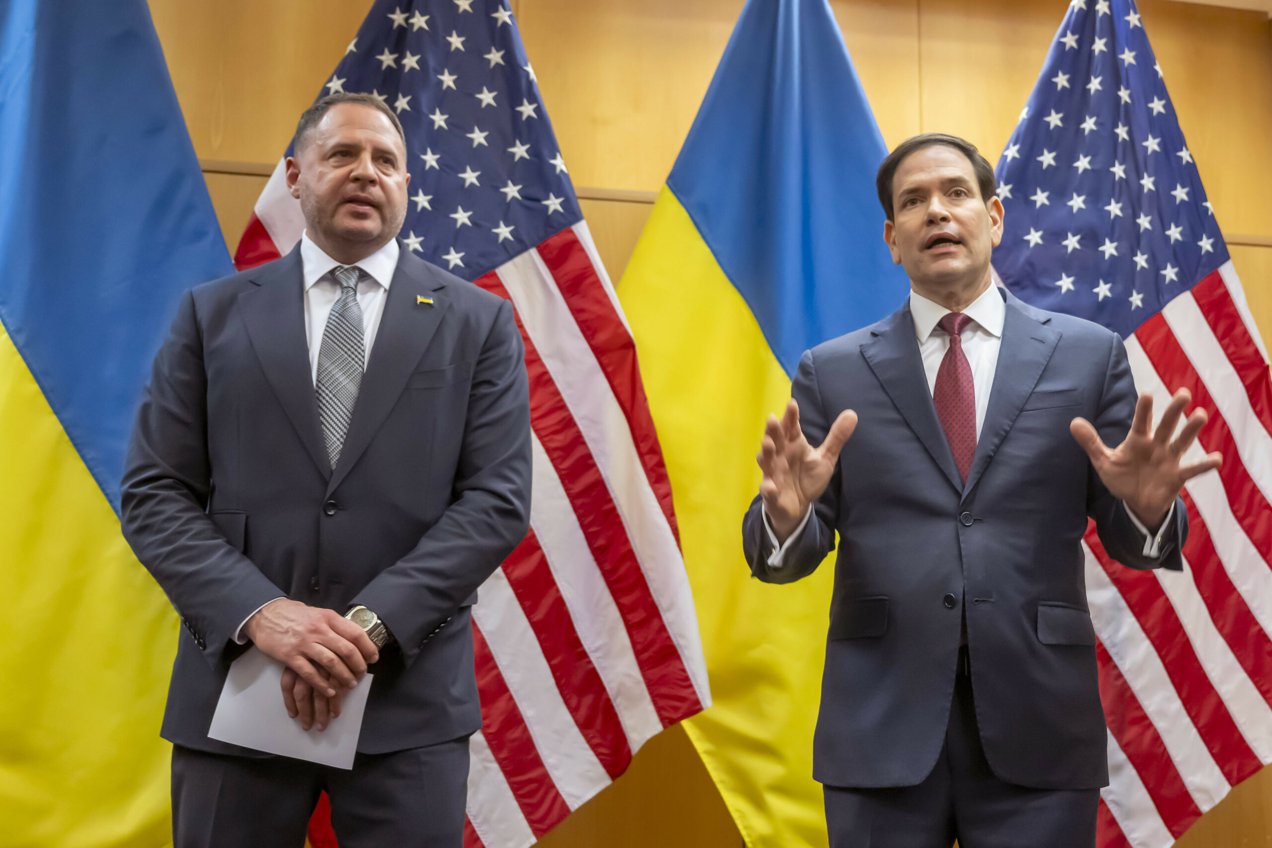 Andrij Jermak (l.), Leiter des Präsidialamts der Ukraine, und US-Außenminister Marco Rubio sprechen in der US-Vertretung in Genf zum US-Friedensplan.