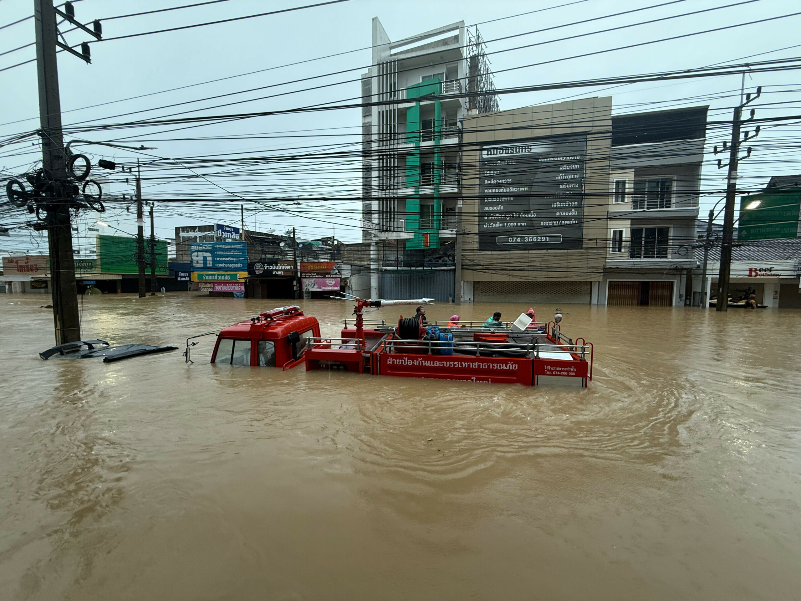 Ein Feuerwehrauto steht in der Provinz Songkhla im Süden Thailands unter Wasser.