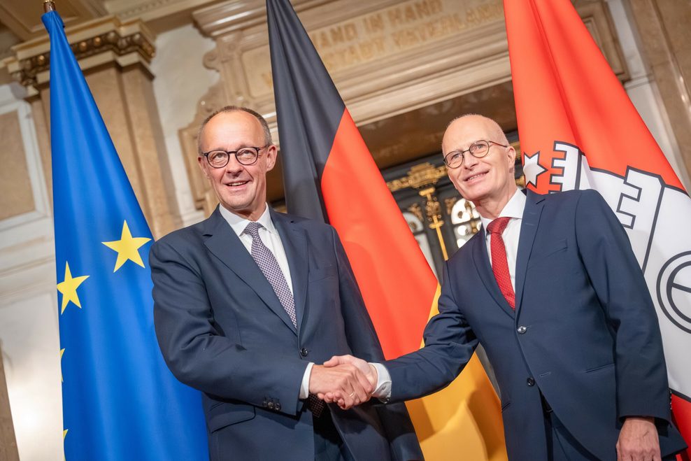 Erster Bürgermeister Peter Tschentscher (SPD) begrüßt Bundeskanzler Friedrich Merz (CDU) bei dessen Ankunft im Hamburger Rathaus.