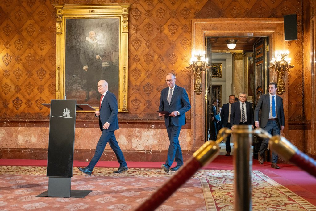 Peter Tschentscher (SPD, r), Erster Bürgermeister von Hamburg, und Bundeskanzler Friedrich Merz (CDU) kommen zu einem Statement im Kaisersaal im Rathaus. Merz beriet sich mit dem Senat über aktuelle Themen und nahm an einer Senatssitzung teil.