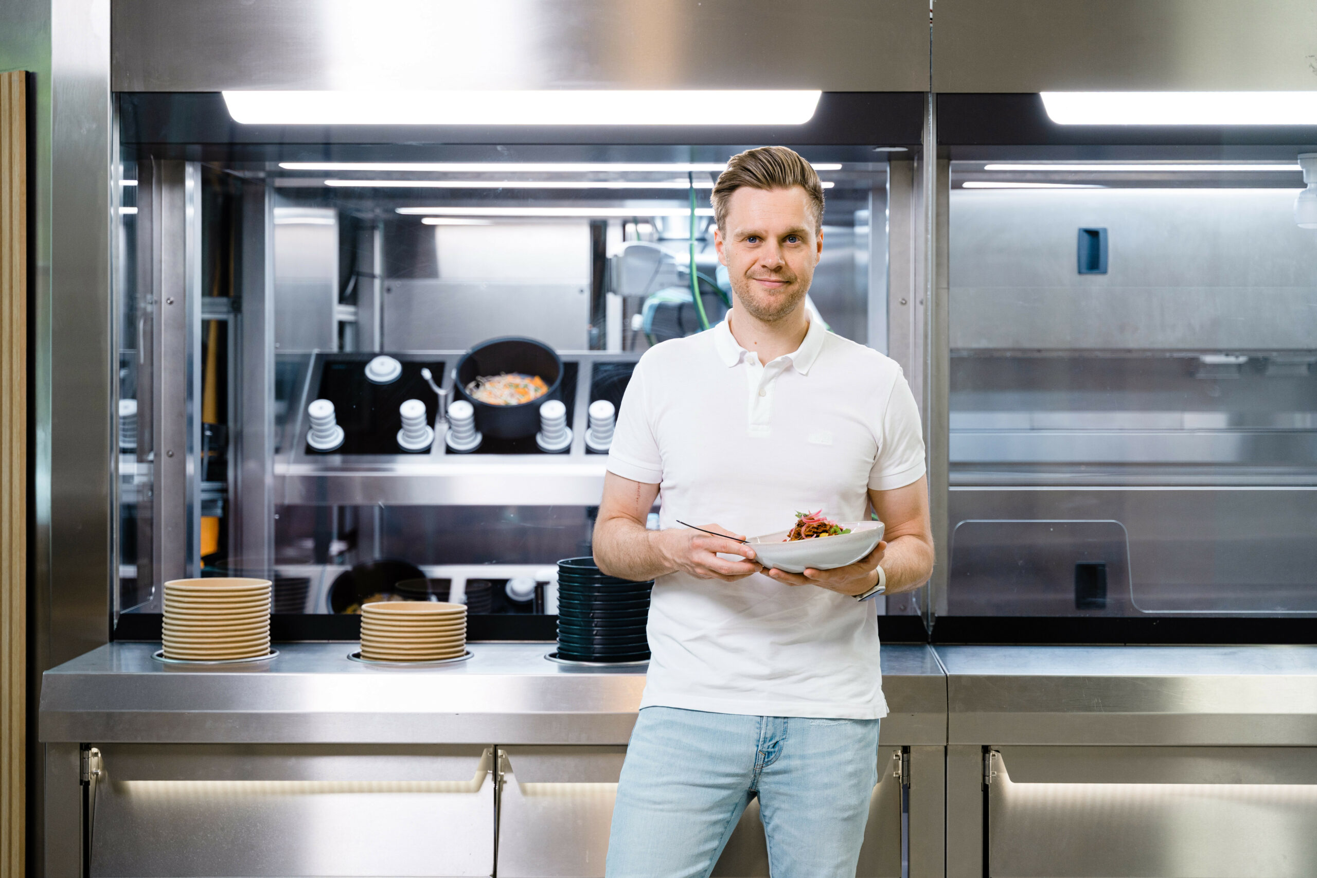 Hendrik Susemihl, einer der Gründer des Hamburger Start-ups Goodbytz, vor einem Kochroboter.