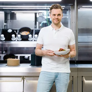 Hendrik Susemihl, einer der Gründer des Hamburger Start-ups Goodbytz, vor einem Kochroboter.