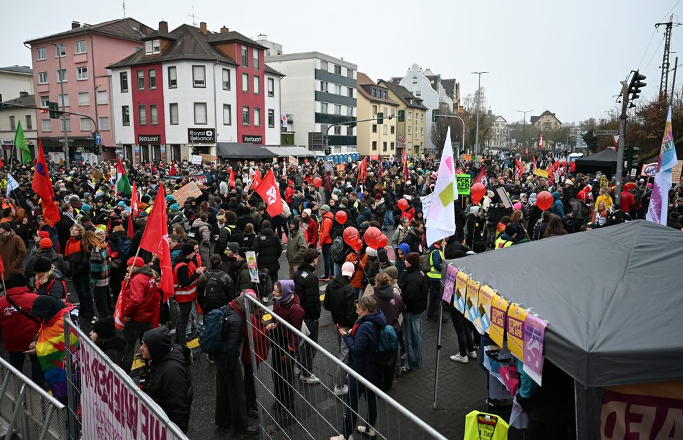 Demonstranten stehen vor der Bühne einer Kundgebung des Deutschen Gewerkschaftsbunds Hessen-Thüringen (DGB).