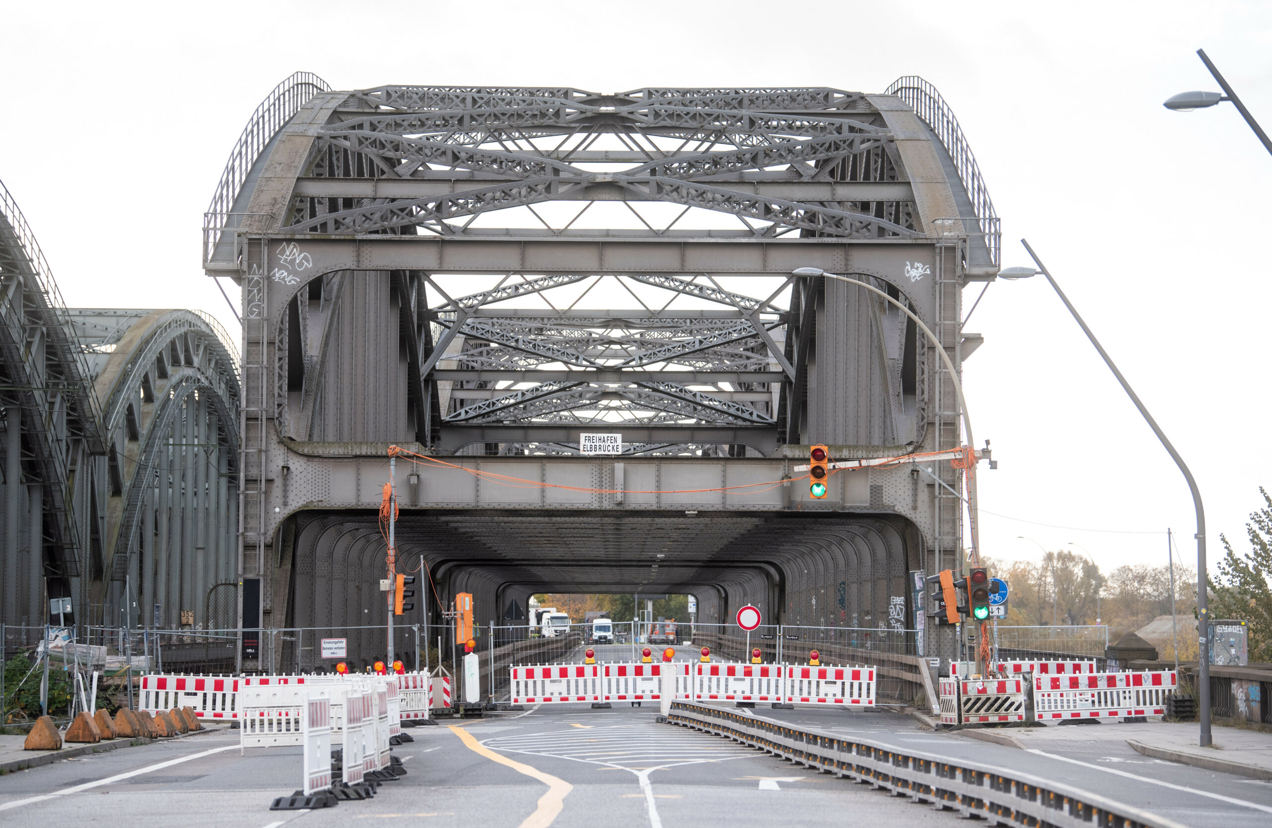 Nach der Kollision eines Schiffes mit dem Bauwerk bleibt die Freihafenelbbrücke gesperrt.