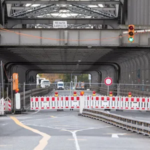 Nach der Kollision eines Schiffes mit dem Bauwerk bleibt die Freihafenelbbrücke gesperrt.