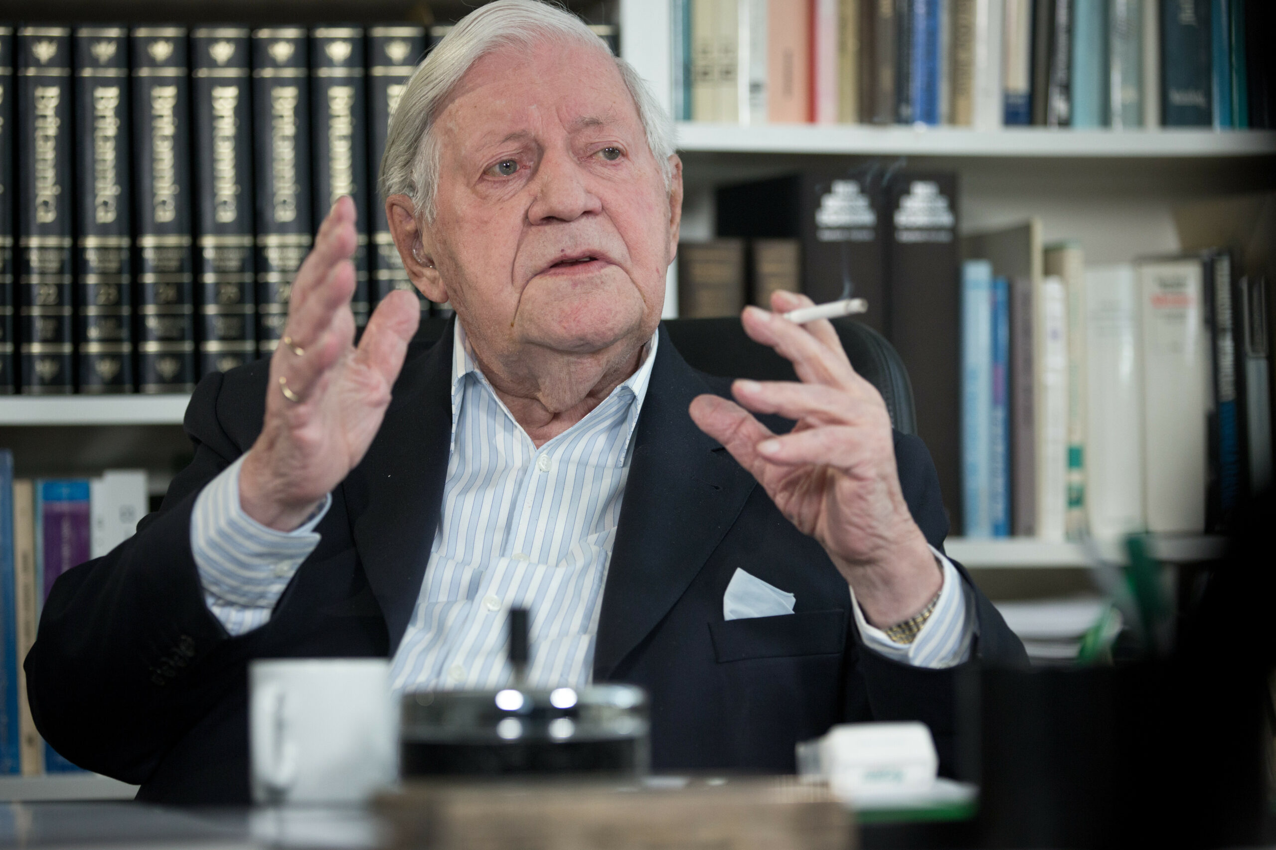 Helmut Schmidt mit Zigarette
