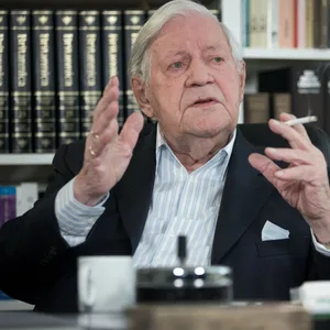 Helmut Schmidt mit Zigarette